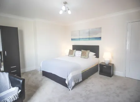 A 6 bedroom property, 2 minute walk to the sea front, beach and restaurants.