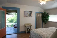 The Lodge, cozy one bedroom King Cottage on the Indian River Lagoon