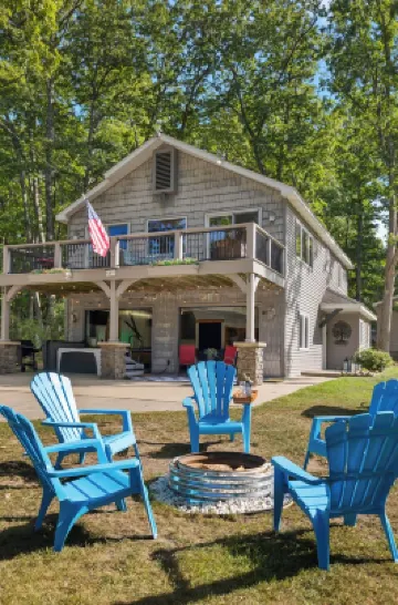 The Treehouse @ Higgins Lake-HOT TUB- Fireplace-PetFriendly-3 min to the lake