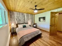 Cabin with Mountain Views / Large Deck / Fireplace / Near Hiking, Biking, Winery