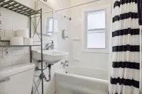 Serene 2BR Home: Walk to Light Rail, Central Location, Fast WiFi