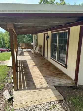 Come stay at the quite and Cozy Rustic Hideaway