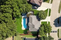 DFW Escape: Pool, Hot Tub, Near AT&T Stadium, 20 mins to Dallas and Fort Worth