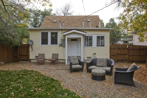 Easy Walk to Shops, Restaurants and parks. Pet Friendly with fenced backyard.