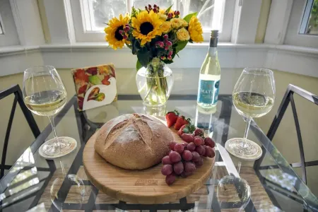 White House First-Floor Condo w/parking