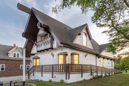 2-Bdr Main St. Loft, Pet Friendly!! Отели в г. Франкенмут