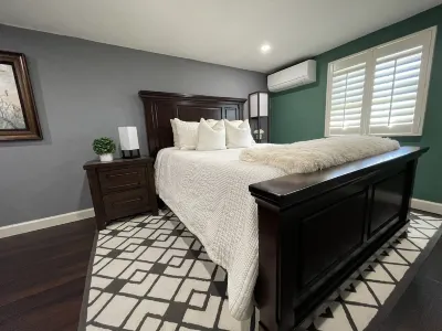Getaway Suite-HOT TUB! -5 miles from Beach!