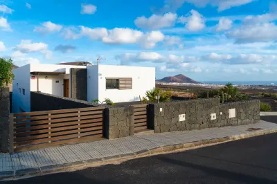 A Special Offer Villa with pool of 150m2. Hotel in zona Lanzarote Island