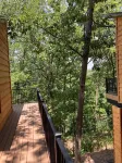The Riverbirch Treehouse-close to town yet steps away from total wilderness