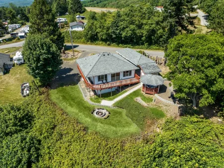 Remodeled ocean view home directly above the Sekiu marina. Relaxation, renewal. Отели в г. Секиу