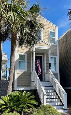 Coastline Cottage with Breathtaking Ocean Views On Fripp Island Wi-Fi, Golf Cart Отели в г. Фрипп Айленд