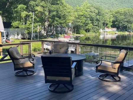 Crisp and Clean Lakefront Home sleeps 8 in 4 Bedrooms