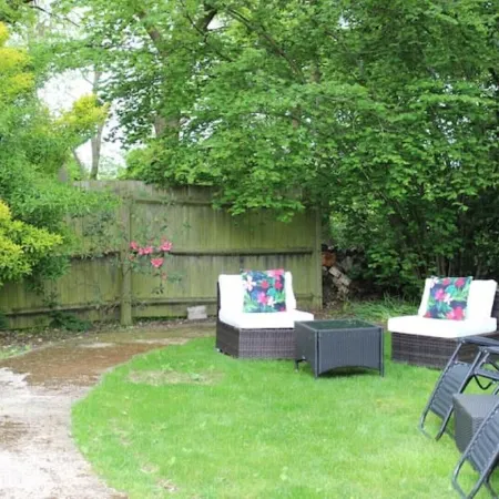 Inclusive, child-friendly, dogs welcome, garden area, near pubs/river/golf