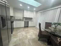 Totally Renovated near Pete's Pier with Trailer Parking Walk to Three Sisters!!