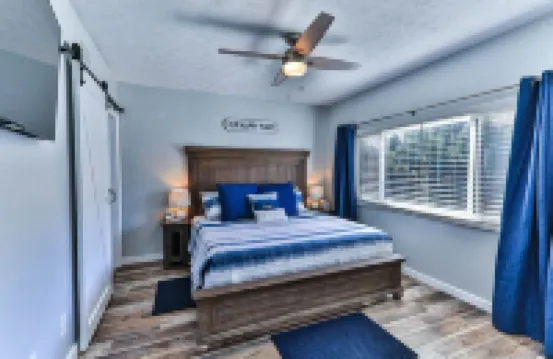 Waterfront Sleeps 6 w/private boat dock and heated pool.