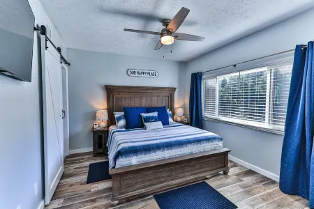 Waterfront Sleeps 6 w/private boat dock and heated pool.