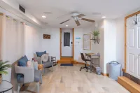 Stay in comfort and style! Encore Private Suite + Free parking! Close to Boston! Hotels in Everett