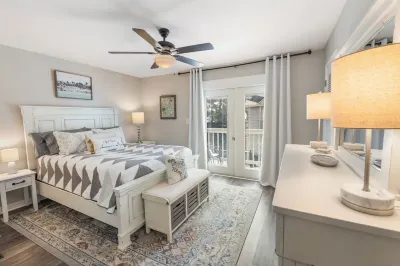 Highly Rated 2 Br Townhouse Steps from DT, and Near Beaches.