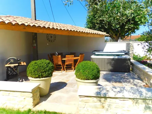 The oustaou of Sandrine Hotels in Valreas