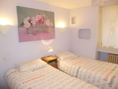 Private apartment with swimming pool and parking space