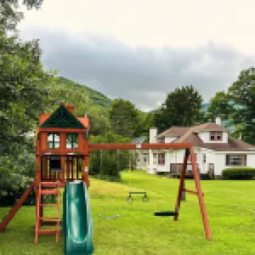Log cabin with INDOOR POOL foot of hunter mountain