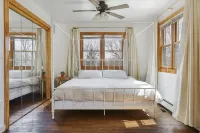 Cleo’s Cabin: Private Retreat with Fenced Dog Run