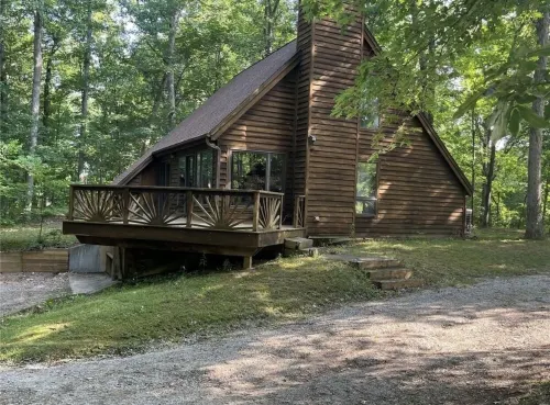 New Minglewood is our Cozy 3-bedroom cabin with WiFi, AC in lovely Irving