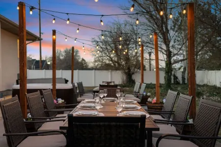 🏠Private home with hot tub. Beds for 32!