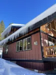 Log style Cabin near Crater Lake with Mountain Views!