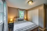 Quiet Creek Cabin: Cozy Retreat with Hot Tub in the heart of Daniel Boone Forest فنادق في Menifee County