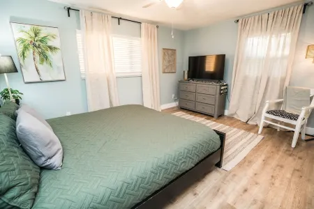 Relaxing Apollo Waterfront Retreat I Pool l Spa l Dock I Firepit Отели в г. Apollo Beach