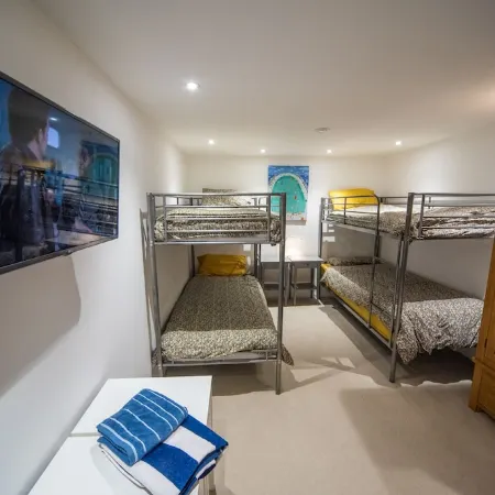 Luxury 3 bed apartment a few minutes walk from beach, harbour and town!