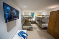 Luxury 3 bed apartment a few minutes walk from beach, harbour and town!