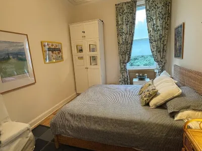 Sunny, Edinburgh City Centre Apartment Hotels in Broughton