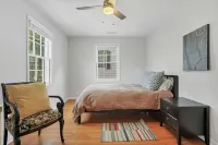 HEART OF DOWNTOWN (Riverwalk, River View, Walk to Shopping, Dining, and Spirits)