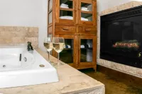 Stonebridge 2: 2 Blocks to Main, Shared Hot Tub