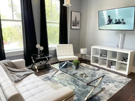 MODERN DOWNTOWN LOFT- FREE PARKING Отели рядом с достопримечательностью «Macon Bacon»