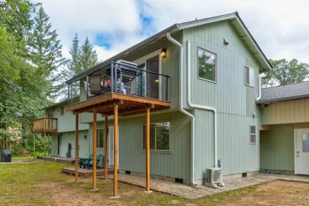 Private, Spacious Riverfront Guest House  2‑ Retreat with Views & BBQ Deck