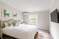 EV Modern Cozy Waterfront Cottage with Fireplace