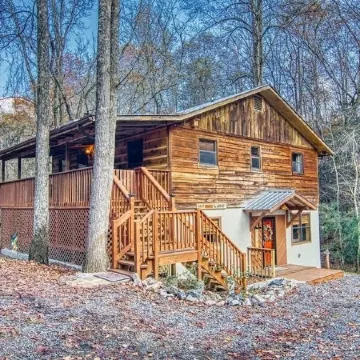 Private - Spacious- Creek Lined Cabin