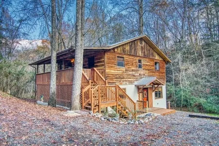 Private - Spacious- Creek Lined Cabin