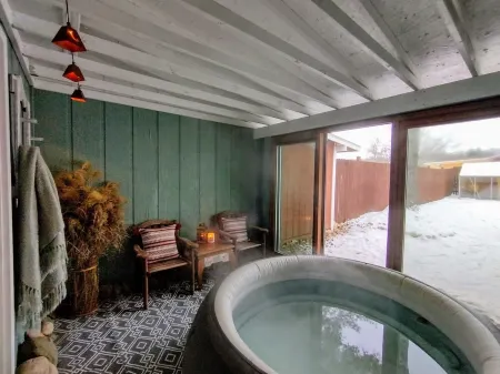 Farmhouse w/hottub room close to slopes & shores!