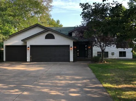 The Perfect Location or Winter Fun on Pelican Lake in Breezy Point!