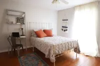 Boho Bungalow w/Private Side Porch in Downtown Bwk