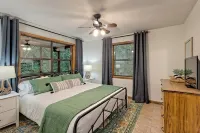 “Serenity Wow Cabin on the Creek Close to Town