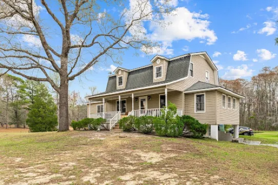 Renovated Rustic Charm!