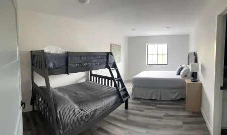 Secluded, Cozy Shouse near the Lake! Отели в г. Лейк-оф-Вудс