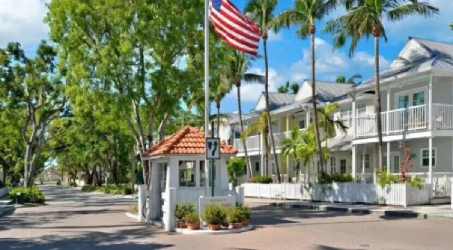 Roosters Perch at Truman Annex- Low Summer Rates!!!