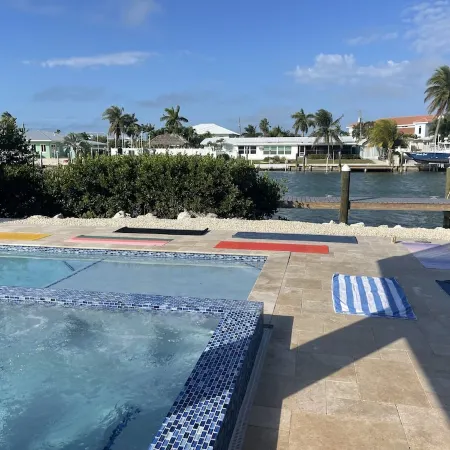 Luxury Holiday Vaca Here! Large Outdoor Space and Dock. Lg Hot Tub and Pool!