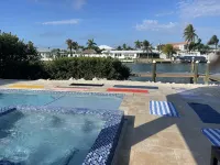 Luxury Holiday Vaca Here! Large Outdoor Space and Dock. Lg Hot Tub and Pool! - 욕조